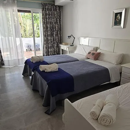 Bonito Piso Con Jardines Y Piscina Estepona