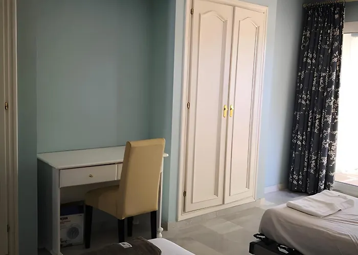 Bonito Piso Con Jardines Y Piscina Apartamento Estepona