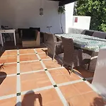 Bonito Piso Con Jardines Y Piscina Estepona