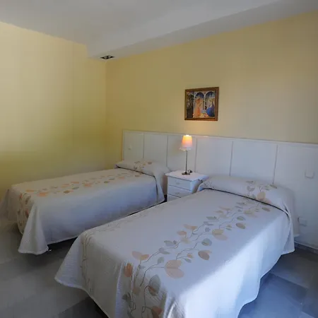Bonito Piso Con Jardines Y Piscina Appartamento Estepona