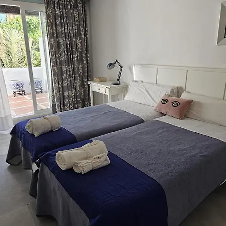 Bonito Piso Con Jardines Y Piscina Appartamento Estepona