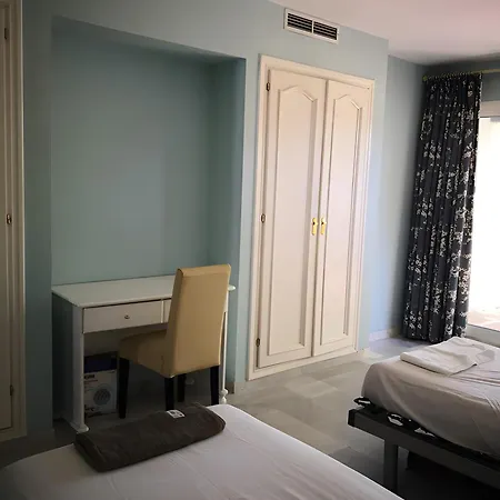 Bonito Piso Con Jardines Y Piscina Appartamento Estepona