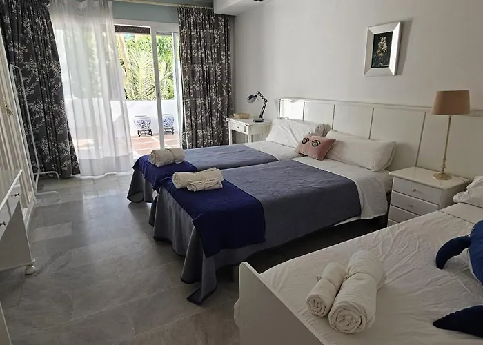 Bonito Piso Con Jardines Y Piscina Estepona